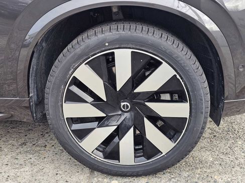 Used 2023 Volvo XC90 T8 Ultimate w/ Lounge Package image 9