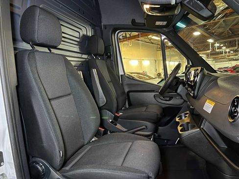 Used 2025 Mercedes-Benz Sprinter 2500 image 12