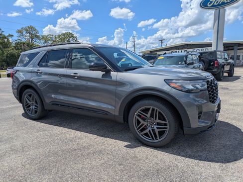 New 2026 Ford Explorer ST-Line w/ ST-Line Street Pack RWD image 2