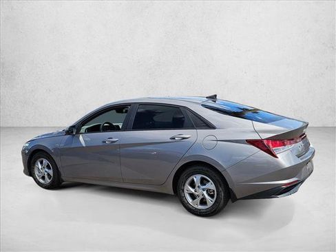 Used 2022 Hyundai Elantra SE image 6