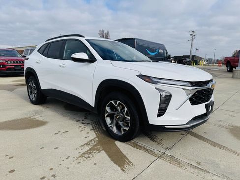 Used 2025 Chevrolet Trax LT w/ LT Convenience Package image 2