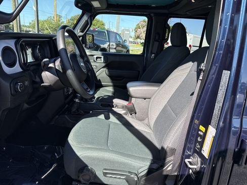 Used 2025 Jeep Gladiator Sport AWD/4WD image 11