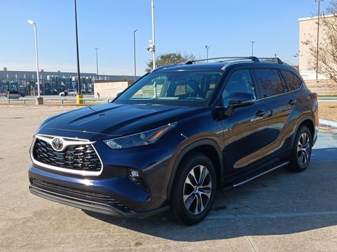 Used 2025 Toyota Highlander XLE image 9