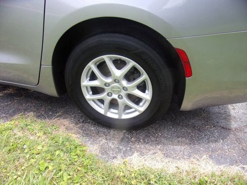 Used 2017 Chrysler Pacifica Touring image 10