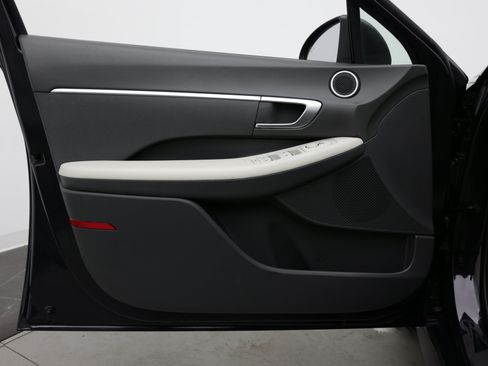 Used 2023 Hyundai Sonata SE FWD image 8