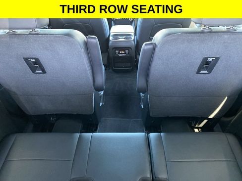 Used 2025 Chevrolet Traverse LT FWD image 8