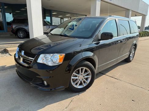 Used 2019 Dodge Grand Caravan SXT FWD image 2