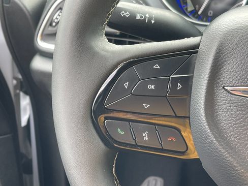 Used 2025 Chrysler Pacifica Limited FWD image 28