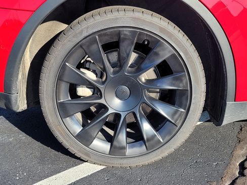 Used 2022 Tesla Model Y Long Range AWD/4WD image 10