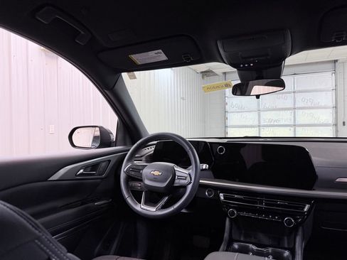 Used 2025 Chevrolet Traverse LT FWD image 31