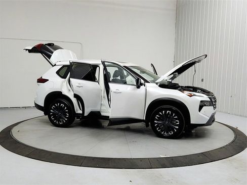 Used 2025 Nissan Rogue SL w/ Tech Package image 9