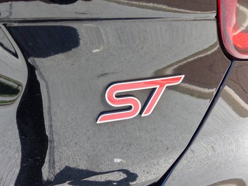 Used 2018 Ford Focus ST FWD image 9