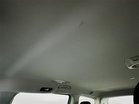 Used 2024 Chrysler Voyager LX image 20