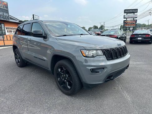 Used 2019 Jeep Grand Cherokee Laredo AWD/4WD image 3