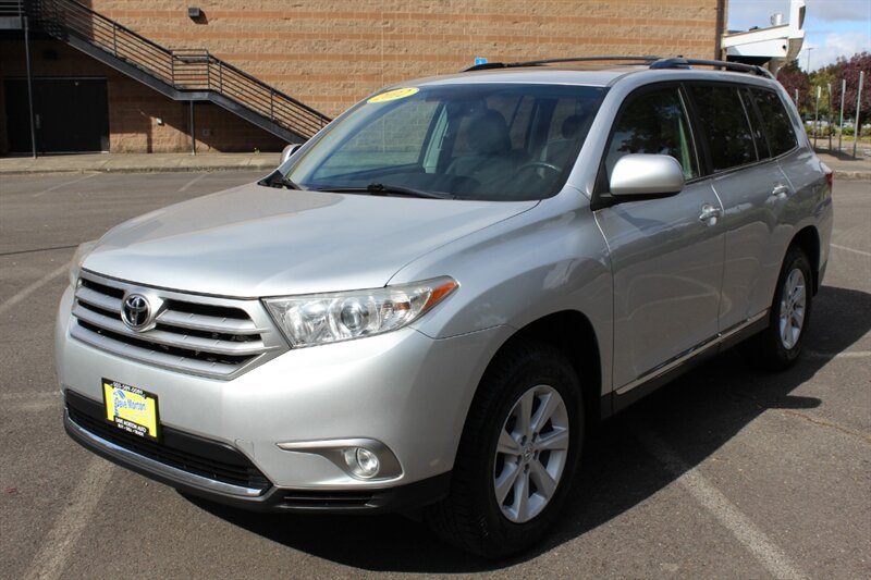 Used 2012 Toyota Highlander SE w/ Tow Pkg AWD/4WD image 2