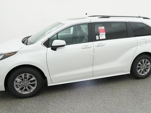 New 2026 Toyota Sienna XLE image 2