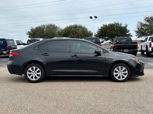 Used 2021 Toyota Corolla LE image 4