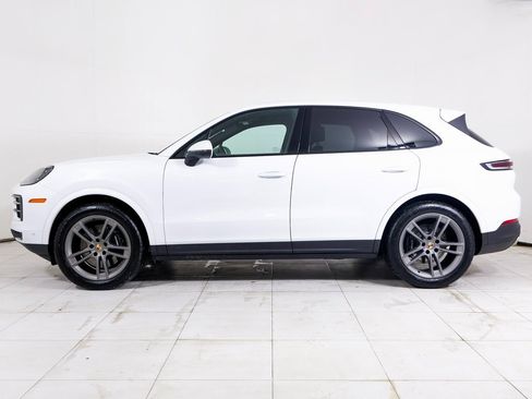 Used 2025 Porsche Cayenne image 2