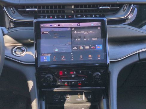 Used 2023 Jeep Grand Cherokee Limited w/ Luxury Tech Group II image 17