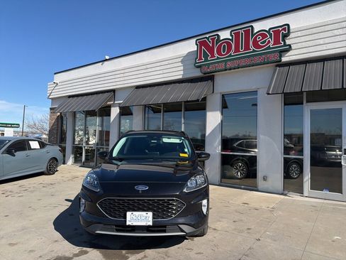 Used 2022 Ford Escape Titanium image 1