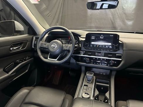 Used 2023 Nissan Pathfinder SL AWD/4WD image 19