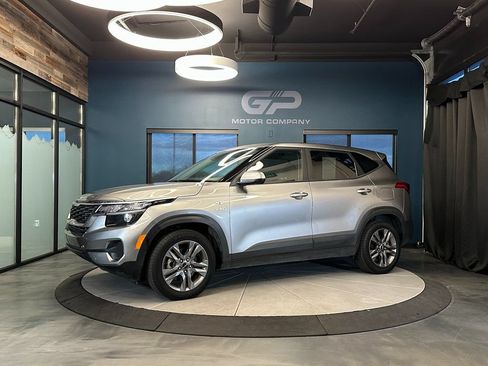 Used 2023 Kia Seltos LX AWD/4WD image 7