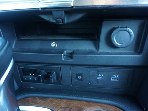 Used 2023 Nissan Armada SL w/ Captain's Chairs Package image 13