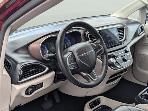 Used 2017 Chrysler Pacifica Touring-L image 31