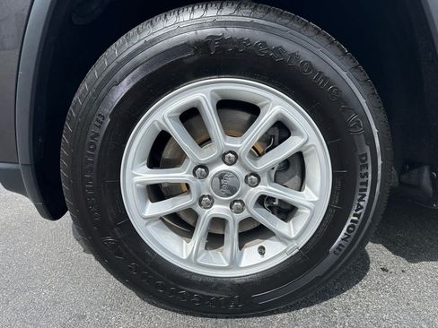 Used 2019 Jeep Grand Cherokee Laredo AWD/4WD image 9