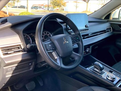 Used 2024 Mitsubishi Outlander SE image 17