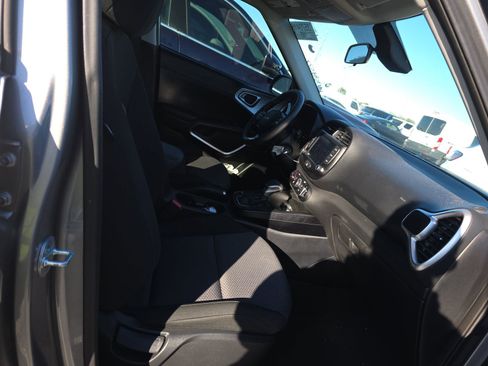 Used 2023 Kia Soul LX w/ LX Technology Package image 11