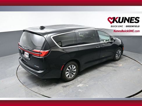 Used 2024 Chrysler Pacifica Select FWD image 38