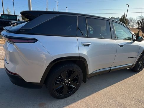 Used 2024 Jeep Wagoneer Launch Edition w/ Trailer Tow Group image 8