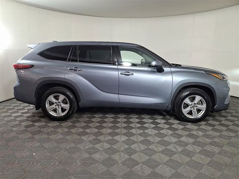 Used 2020 Toyota Highlander LE image 11