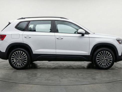 Used 2025 Volkswagen Taos SE image 11