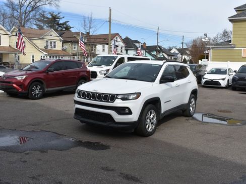 Used 2025 Jeep Compass Latitude image 2