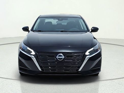 Used 2025 Nissan Altima 2.5 SV FWD image 2
