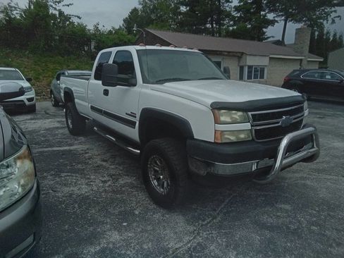 Used 2004 Chevrolet Silverado 2500 4x4 Extended Cab image 2