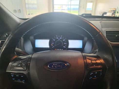 Used 2017 Ford Explorer XLT w/ Equipment Group 202A FWD image 6