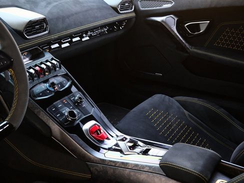 Used 2018 Lamborghini Huracan Performante image 22