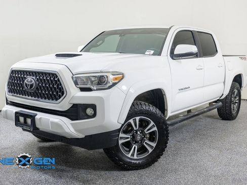 Used 2019 Toyota Tacoma TRD Sport AWD/4WD image 3