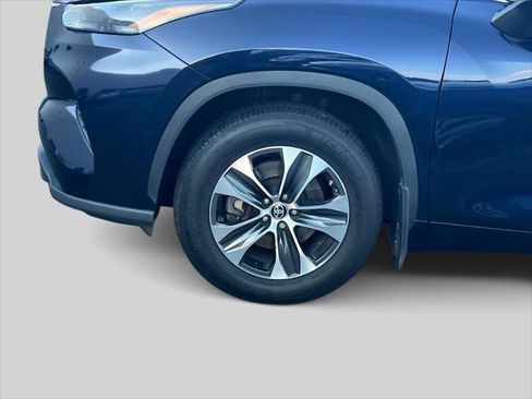Certified 2023 Toyota Highlander XLE image 9