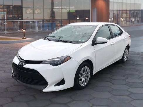 Used 2018 Toyota Corolla LE image 6