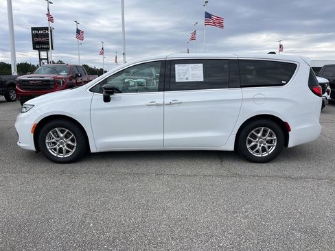 Used 2024 Chrysler Pacifica Touring-L image 8