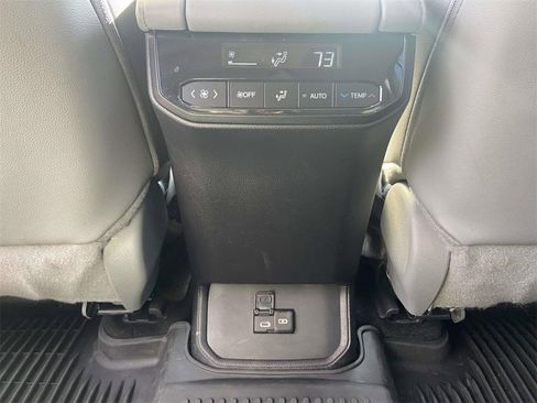 Used 2025 Toyota Highlander XLE image 21