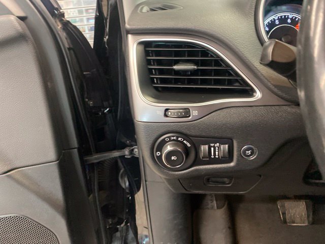 Used 2019 Jeep Cherokee Latitude Plus w/ Comfort/Convenience Group AWD/4WD image 17