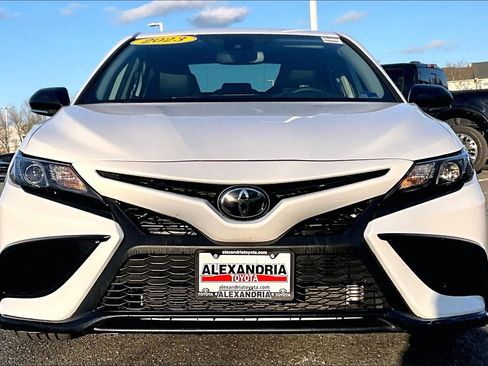 Used 2023 Toyota Camry SE w/ Convenience Package image 3