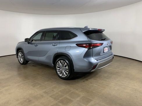 Used 2024 Toyota Highlander Platinum image 16