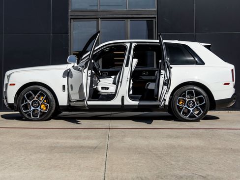 Used 2024 Rolls-Royce Cullinan Black Badge image 11