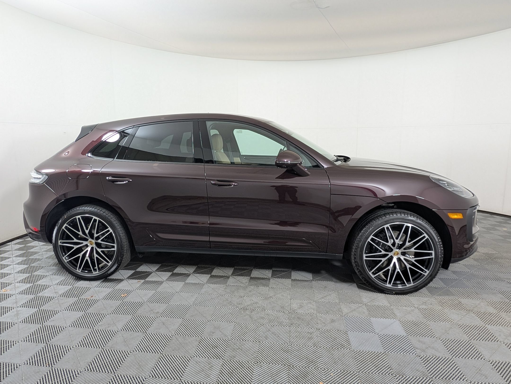 Certified 2026 Porsche Macan AWD/4WD image 9